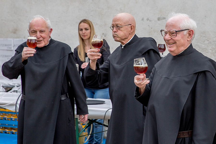 Benediktiner zu Besuch bei der Brauereieröffnung